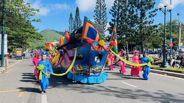 Đoàn diễu hành Nghinh Ông Thắng Tam trên đường phố Quang Trung sáng 7/10/2025