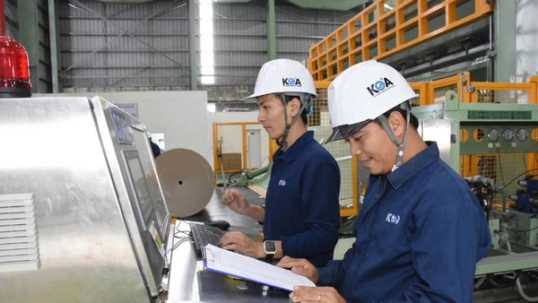 Kỹ sư làm việc tại Nhà máy KOA, Khu công nghiệp chuyên sâu Phú Mỹ 3.
