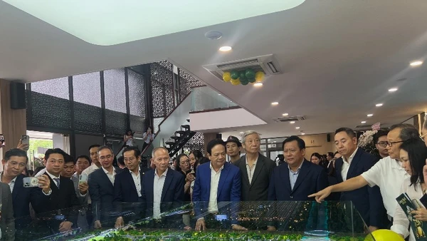 Khách hàng tham quan sa bàn dự án.