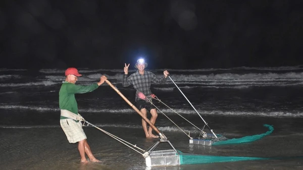 Người dân cào dắt trên biển trong đêm tối tại Bãi Sau, phường Vũng Tàu, Thành phố Hồ Chí Minh