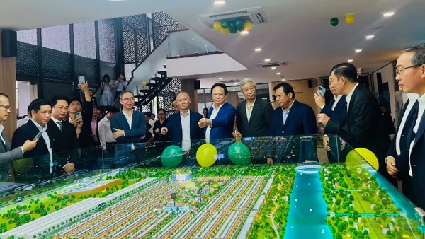 Khách hàng thăm quan sa bàn dự án Dragon Eden.