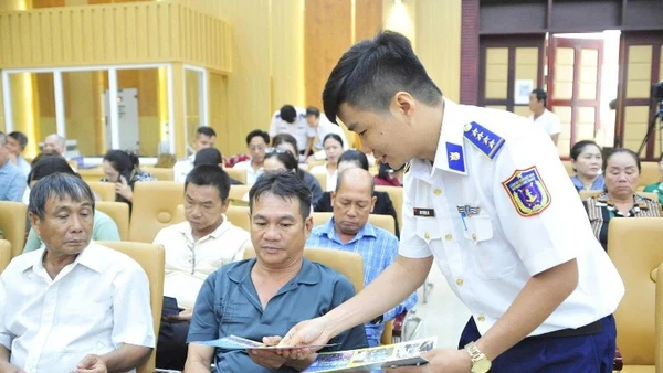 Lực lượng Cảnh sát biển đã phát tờ gấp về tuyên truyền chống khai thác IUU cho ngư dân khi phiên tòa giả định kết thúc 