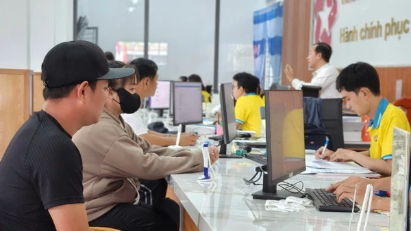 Người dân làm thủ tục hành chính tại phường Vũng Tàu, Thành phố Hồ Chí Minh.