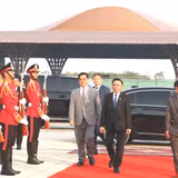 Thường trực Ban Bí thư Trần Cẩm Tú rời sân bay Techo, lên đường về nước. (Ảnh: TTXVN)