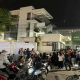 Người dân thức trọn đêm để xếp hàng nộp hồ sơ mua nhà ở xã hội tại Khu đô thị mới Kim Chung, xã Thiên Lộc, Hà Nội. Ảnh: Diên Khánh