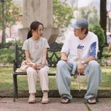 Theo chân hai nhân vật chính do Hoàng Hà và Lee Kwang Soo đóng, phim Tay anh giữ một vì sao giới thiệu nhiều địa điểm du lịch của Thành phố Hồ Chí Minh và Đà Lạt.