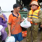 Trao quà cứu trợ đến với người dân vùng lũ tỉnh Đắk Lắk. (Ảnh TTXVN)