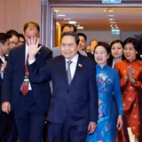 Chủ tịch Quốc hội Trần Thanh Mẫn và Phu nhân gặp gỡ cán bộ nhân viên Đại sứ quán và cộng đồng người Việt Nam tại Thổ Nhĩ Kỳ. (Ảnh: Doãn Tấn/TTXVN)