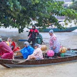 Người dân Hội An (thành phố Đà Nẵng) nỗ lực vượt qua lũ lịch sử. (Ảnh Tùng Lâm) 