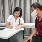 Người dân đến khám bệnh tại Bệnh viện Thanh Nhàn (Hà Nội). (Ảnh Thế Đại)