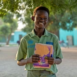 Ahmed, 10 tuổi, rạng rỡ khi được cùng các bạn dọn dẹp để quay lại trường học đón năm mới. Nguồn: UNICEF