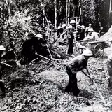 Đội thanh niên xung phong 25 sửa Đường 20 Quyết Thắng. Ảnh Tư liệu