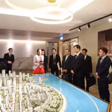 Trưởng ban Tổ chức Trung ương Nguyễn Duy Ngọc nghe giới thiệu mô hình Thành phố cảng thông minh Colombo Port City. (Ảnh: PHẠM KIÊN)