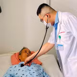 Bác sĩ Bệnh viện Đa khoa Tây Ninh thăm khám cho bệnh nhân ăn nấm bị ngộ độc được cấp cứu vào khoảng 0 giờ ngày 16/6/2026