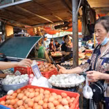 Người tiêu dùng vẫn còn tâm lý e ngại chuyển khoản có thể bị lộ lọt thông tin. (Ảnh Khiếu Minh)