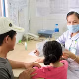 Trẻ em khám bệnh tay chân miệng tại Bệnh viện Nhi đồng 1 Thành phố Hồ Chí Minh. 