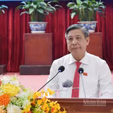 Đồng chí Đồng Văn Thanh, Ủy viên Trung ương Đảng, Phó Bí thư Thường trực Thành ủy, Chủ tịch Hội đồng nhân dân thành phố Cần Thơ phát biểu khai mạc kỳ họp. 