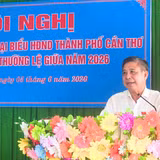 Đồng chí Đồng Văn Thanh, Ủy viên Trung ương Đảng, Phó Bí thư Thường trực Thành ủy, Chủ tịch Hội đồng nhân dân thành phố Cần Thơ phát biểu tại buổi tiếp xúc cử tri.