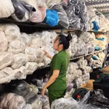 Đà Nẵng phát hiện, tạm giữ 700 đôi sandal có dấu hiệu xâm phạm quyền sở hữu trí tuệ. (Ảnh: Công an cung cấp)