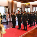 Đoàn sĩ quan trẻ Quân đội ba nước Việt Nam-Lào-Campuchia dâng hoa, dâng hương tưởng niệm Chủ tịch Hồ Chí Minh, Đại tướng Võ Nguyên Giáp.