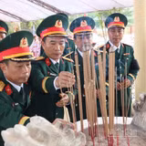 Các đại biểu dâng thắp hương tưởng nhớ các liệt sĩ.