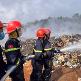 Lực lượng Cảnh sát phòng cháy chữa cháy Công an tỉnh Quảng Trị phun nước dập lửa vụ cháy bãi rác bãi rác Trường Thủy, xã Trường Phú trong tháng 5 vừa qua. 