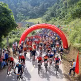 Gần 200 vận động viên tham gia giải đua xe đạp địa hình “MTB-Bản hùng ca biên cương”.
