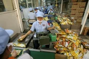 Ðóng gói sản phẩm Vinacafe tại Khu công nghiệp Biên Hòa (Ðồng Nai). Ảnh: AN NA