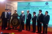Đại diện Lãnh đạo Tổng công ty Viglacera đánh trống khai trương giao dịch cổ phiếu VGC.