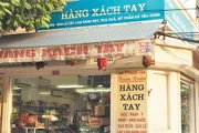 Một shop kinh doanh hàng xách tay ở phố Nguyễn Sơn, Long Biên (Hà Nội). Ảnh: Minh Trí 