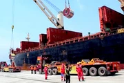 Bốc tôn thành phẩm xuống tàu xuất đi châu Âu tại cảng Nghi Sơn. (Ảnh: NGUYÊN SƠN)