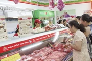 Người dân mua thịt heo đạt chứng nhận VietGAP tại một điểm bán của VISSAN ở TP Hồ Chí Minh.