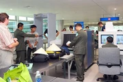 Kiểm tra an ninh soi chiếu tại Cảng HKQT Tân Sơn Nhất.