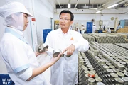 Kiểm tra thực phẩm đóng hộp ở Công ty Việt Nam kỹ nghệ súc sản (VISSAN) trước khi xuất xưởng.