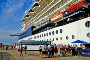Tàu biển cao cấp Celebrity Millennium mang theo khách du lịch đến Việt Nam.