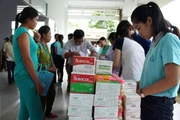 Đoàn thiện nguyện tặng quà, thuốc cho bà con.