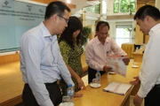 Đại diện Ban Đấu giá Sở GDCK Hà Nội làm việc với lãnh đạo doanh nghiệp tại phiên đấu giá Công ty TNHH MTV Thương mại và Đầu tư Hà Nội.