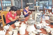Vẽ trang trí trên gốm hoa lam tại xưởng sản xuất của Công ty CP gốm Chu Đậu.