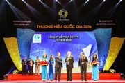 Ông Ngô Minh Hải, Phó Tổng Giám đốc Tập đoàn TH nhận Biểu trưng Thương hiệu quốc gia cho TH true MILK.