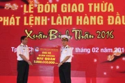 Lãnh đạo Tổng công ty ủng hộ quỹ vì người nghèo các quận huyện tại TP Hồ Chí Minh.