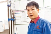 Phó Quản đốc Xưởng cơ điện thuộc Xí nghiệp Bao bì Liksin Nguyễn Thành Long bên máy đo độ bền hàn đứt được anh cải tiến.