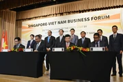 Lễ ký giữa Vietcombank và GIC (bàn ký bên phải) và giữa VCCI với Liên đoàn doanh nghiệp Singapore (bàn ký bên trái).