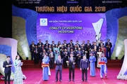 Tổng Giám đốc VICOSTONE - ông Phạm Anh Tuấn (đứng giữa) nhận biểu trưng Thương hiệu quốc gia.