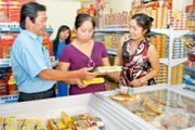 Người tiêu dùng mua thực phẩm chế biến tại một cửa hàng của VISSAN.