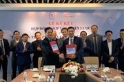 Đại diện hai bên tại lễ ký kết.