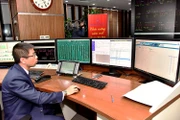Cán bộ Trung tâm điều độ hệ thống điện quốc gia (Tập đoàn Ðiện lực Việt Nam) trực bảo đảm cung cấp điện an toàn, ổn định trong các ngày Tết. Ảnh: DUY LINH