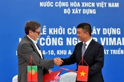 Ông Trần Anh Tuấn - Giám đốc ViMariel và đại diện Công ty EnPromoulds của Bồ Đào Nha ký một trong những thỏa thuận đầu tiên của Khu kinh tế ViMariel.
