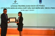 Phó Tổng Giám đốc HNX Nguyễn Văn Dũng trao giấy chứng nhận niêm yết cho CTCP Phân bón và Hóa chất Dầu khí miền Bắc.