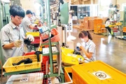 Công nhân sản xuất phụ tùng ô-tô tại Công ty TNHH Một thành viên cao-su Thống Nhất, huyện Củ Chi.