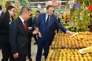 Thủ tướng New Zealand John Key thăm siêu thị VinMart.